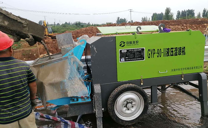 液壓泵送式混凝土濕噴機施工現(xiàn)場