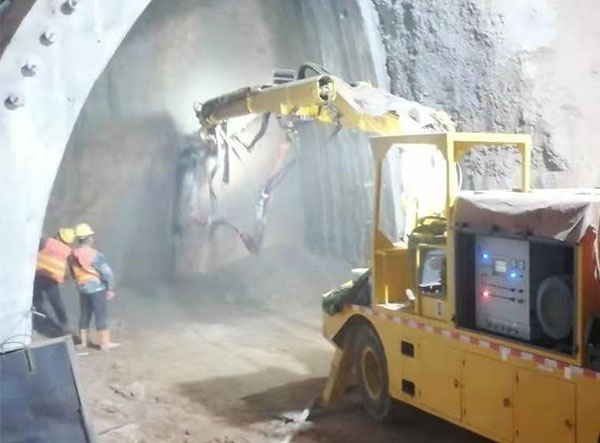 中交一公局混凝土濕噴臺車施工視頻