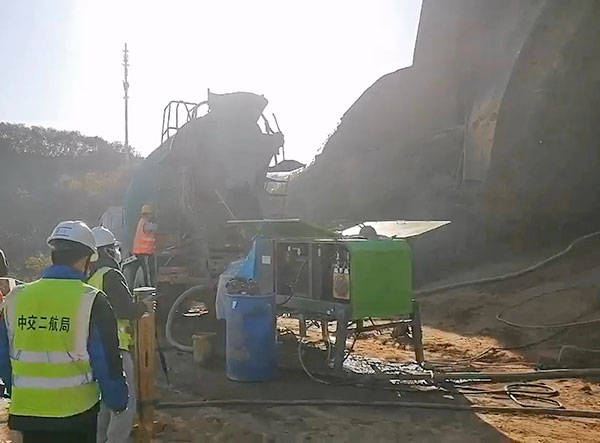 中交二航局隧道混凝土濕噴機(jī)施工視頻